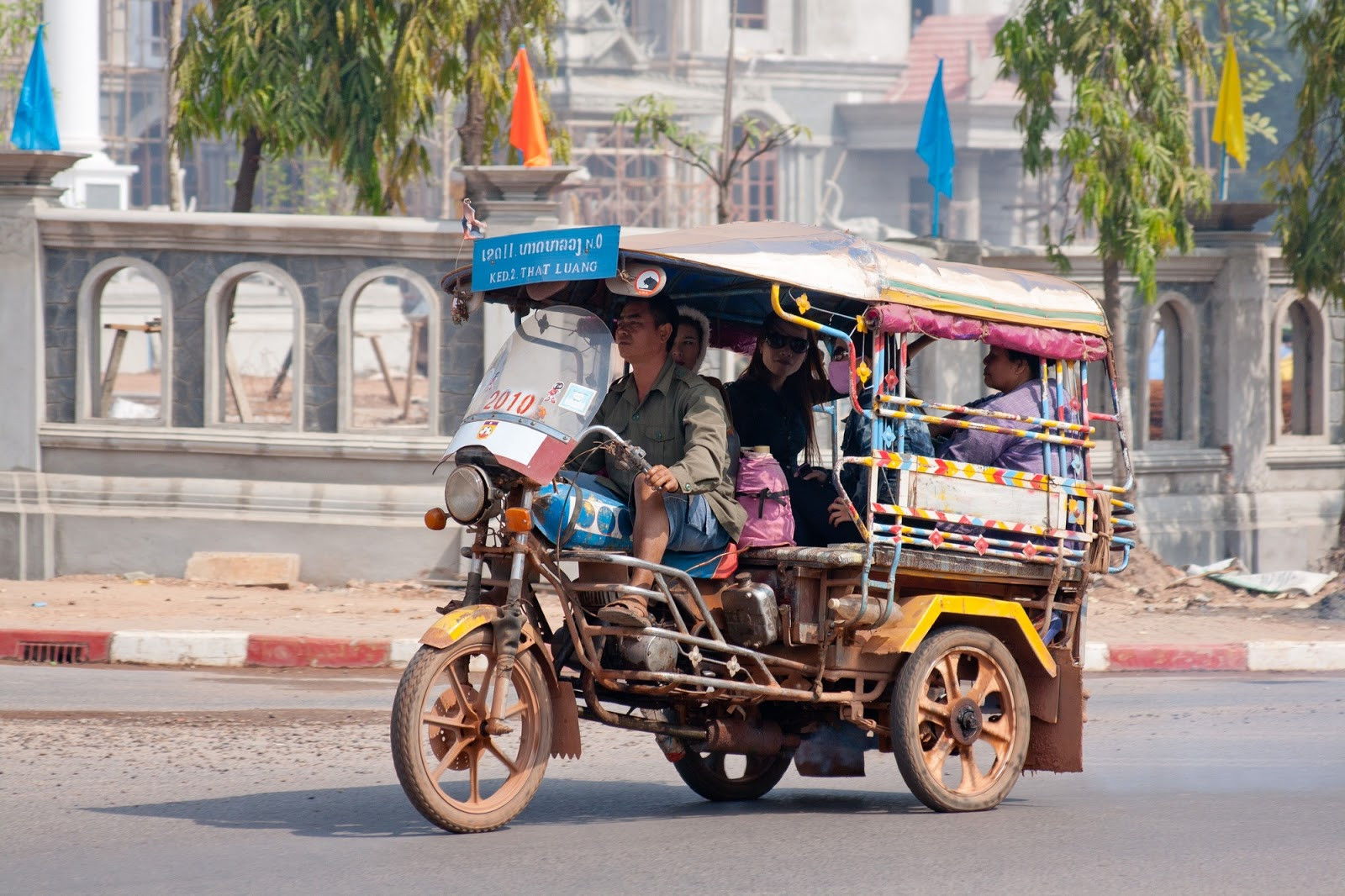 Xe tuk tuk là phương tiện di chuyển chính tại Lào